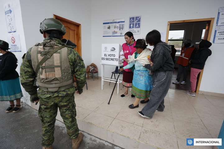 Comienza referéndum en Ecuador para definir si se cambia la Constitución