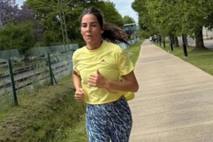 Juana Viale se prepara para un misterioso desafío mientras se recupera de una lesión en la rodilla