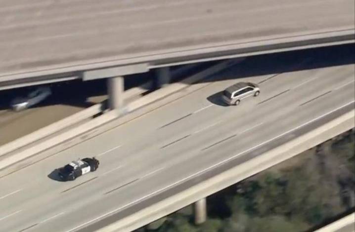 Mujer evade a la policía de California tras persecución y logra huir a México