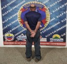 ¡Escándalo en la ciudad! Policía atrapa a chofer tras brutal golpe a su pareja