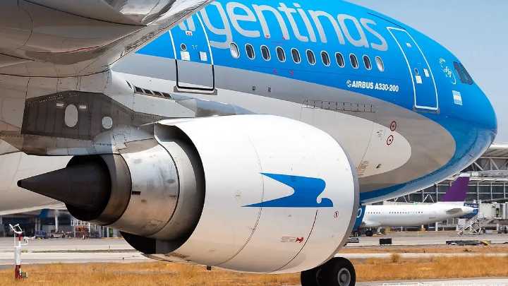 Un pasajero rosarino le ganó un juicio a Aerolíneas Argentinas por cobrarle "dos veces" el mismo vuelo