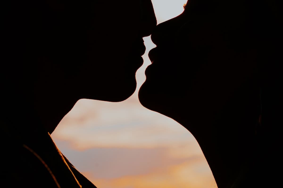 “Un misterio evolutivo”. Un estudio británico determinó la antigüedad de los besos