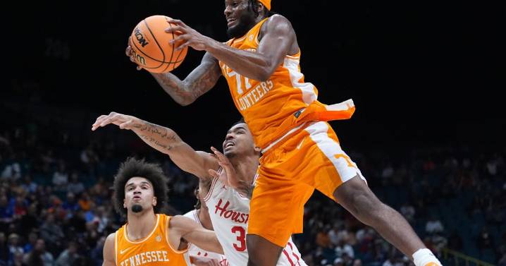 No. 17 Tennessee upsets No. 3 Houston 76-73 in Players Era Championship