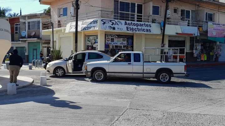 Choque lateral entre dos vehículos causa aparatoso accidente en Cuautla