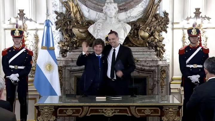 Milei le tomó juramento a Adorni, quien asumió la Jefatura de Gabinete