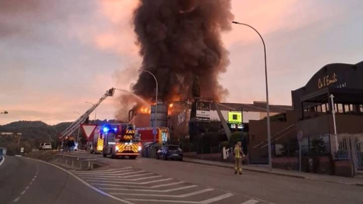 Tres heridos graves tras un incendio en una empresa de reciclaje de Caldes de Montbui, que obliga a cortar la C