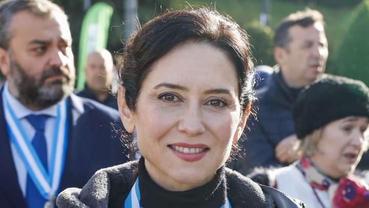 Ayuso pide a la Virgen de la Almudena por los más vulnerables en un Madrid que celebra su fe y sus raíces