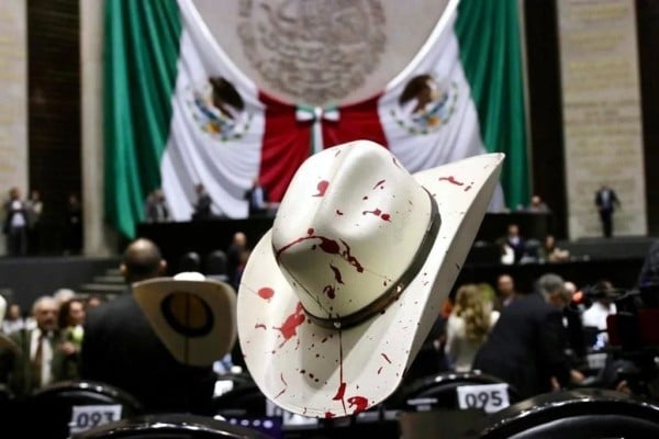 Honra Cámara a Manzo; llevan sombreros 'ens4ngr3ntados'