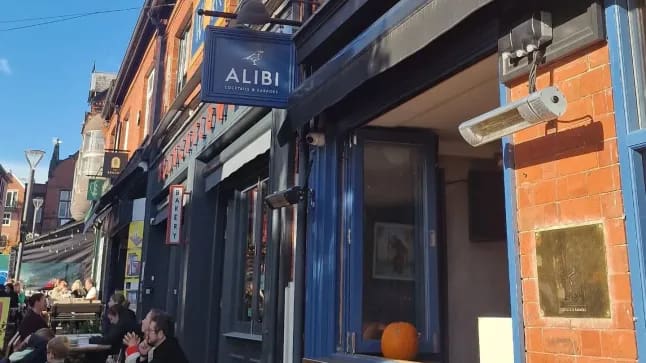 Insólita regla de bar inglés causa polémica: no se puede entrar solo después de las 9 de la noche