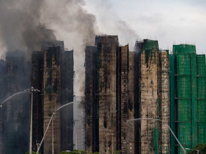 Drones, grúas y voluntarios sostienen la esperanza en un Hong Kong azotado por la tragedia de los edificios incendiados