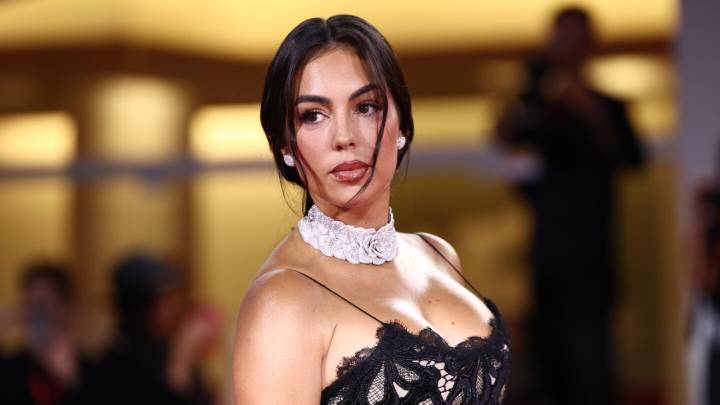 Así es el vestido azul de Georgina Rodríguez que todas querrán llevar esta Navidad porque estiliza la silueta