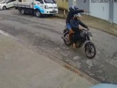 Brasil: embistió con su camioneta a un motochorro que quiso robarle e hizo marcha atrás para aplastarlo cuando estaba en el piso