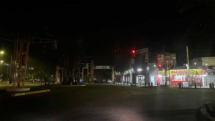 Un fuerte viento sorprendió a los santiagueños, dejó árboles caídos y cortes…