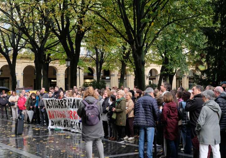 Los vecinos de Astigarraga se concentran en Donostia para protestar por el servicio de autobús