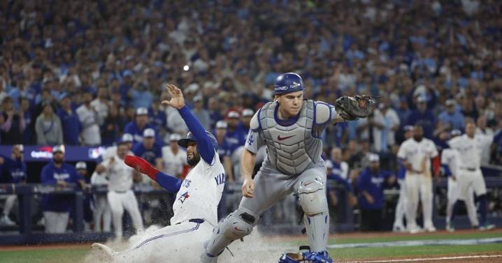 Jays leave bases loaded in bottom of ninth. Off to extras