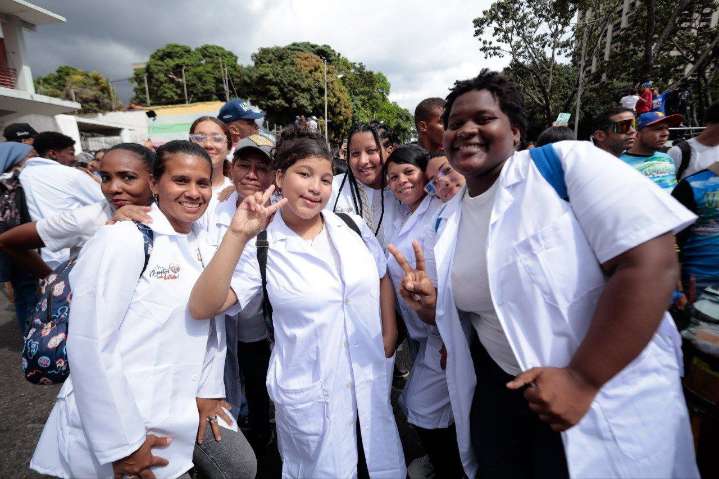 Estudiantes venezolanos toman las calles de Caracas en conmemoración de su día