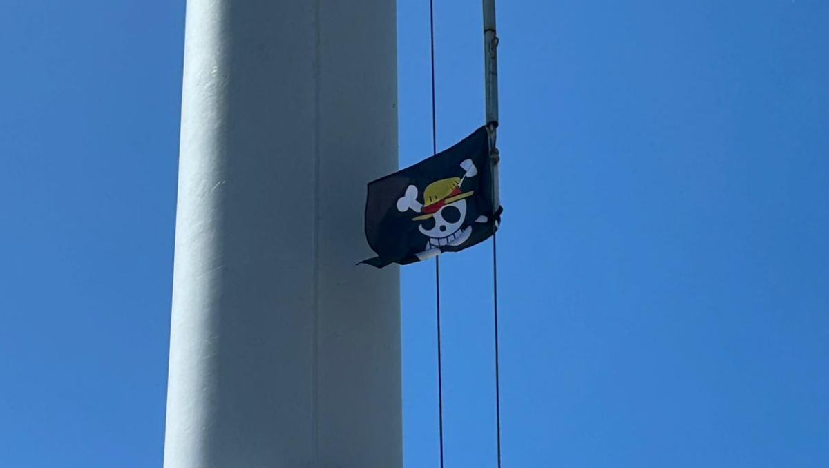 Colocan bandera de la “Generación Z” en protesta por Carlos Manzo