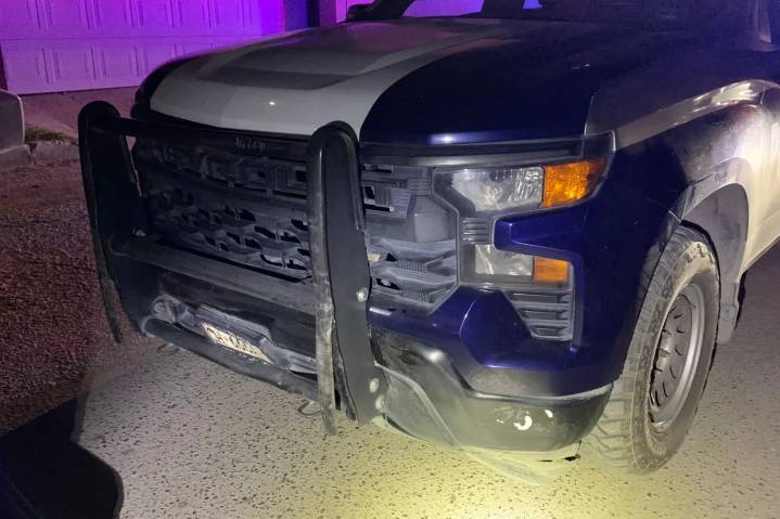 'Se le atoró la chancla': choca contra casa y patrulla en Juárez