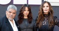 Jenna Ortega Reunites With ‘Wednesday’ Parents Catherine Zeta-Jones & Luis Guzman at Netflix’s Fysee Event | Catherine Zeta Jones, Jenna Ortega, Luis Guzman, Wednesday | Celebrity News and Gossip | En