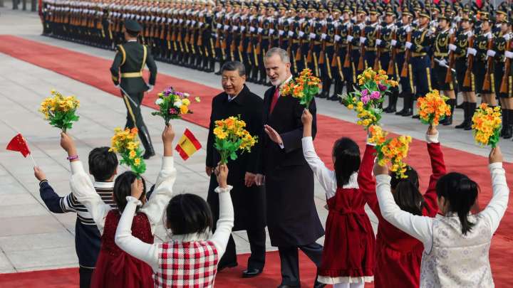 Xi Jinping llama al rey Felipe "buen amigo del pueblo chino" y acompaña a los monarcas en su ofrenda floral en la plaza de Tiananmen
