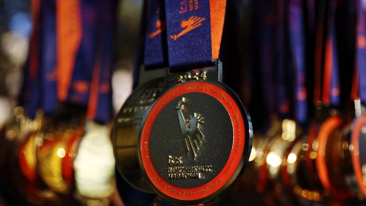 The hottest celebrity accessory this fall? A marathon medal