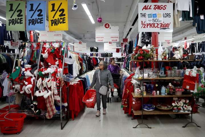 Shoppers hit Chicago Streets in search of Black Friday deals