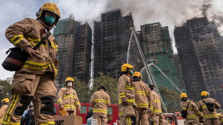 Suben a 55 los muertos y 279 desaparecidos tras incendio en Hong Kong