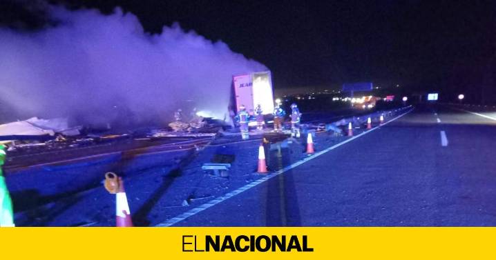 Cortada la AP-7 en L'Aldea en ambos sentidos por un accidente con tres camiones: un muerto y un herido grave