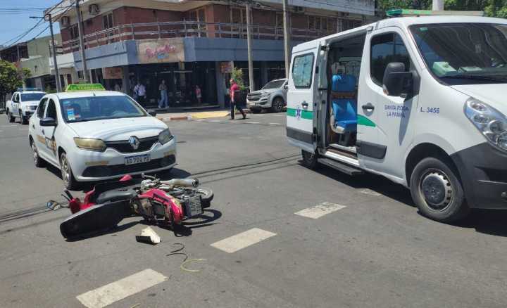 Un taxi y una moto chocaron en pleno centro de Santa Rosa