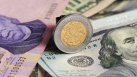 Peso mexicano cae contra el dólar tras dato de inflación local; mercado evalúa panorama de tasas
