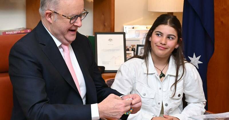 Schoolgirl floats alternatives to doomscrolling with PM