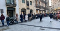 El codiciado número de la Lotería de Navidad de la USAL forma largas colas en la calle Toro