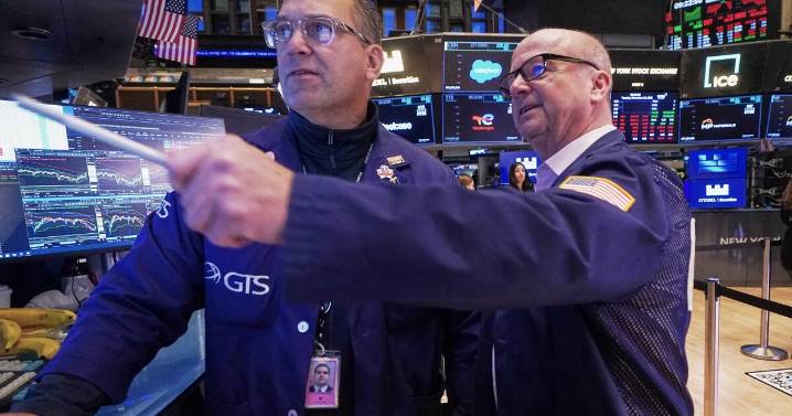 Las acciones caen en otra jornada turbulenta mientras la preocupación por los precios excesivos sigue afectando a Nvidia y al bitcoin.