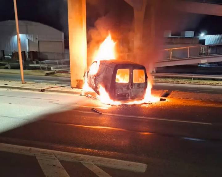 Córdoba: un hombre chocó contra una columna, su auto se incendió y murió calcinado