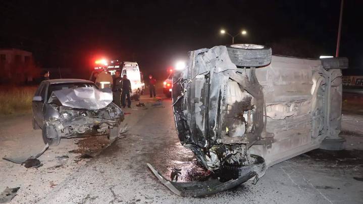 Chocan a vehículo y lo proyectan, atropellando a cuatro; uno perdió la vida en la carretera Aldama
