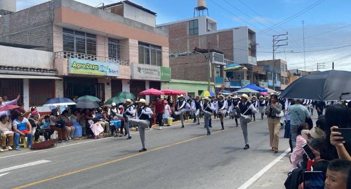 Arequipa: Estudiantes de colegios desfilaron por el 486° Aniversario de Camaná