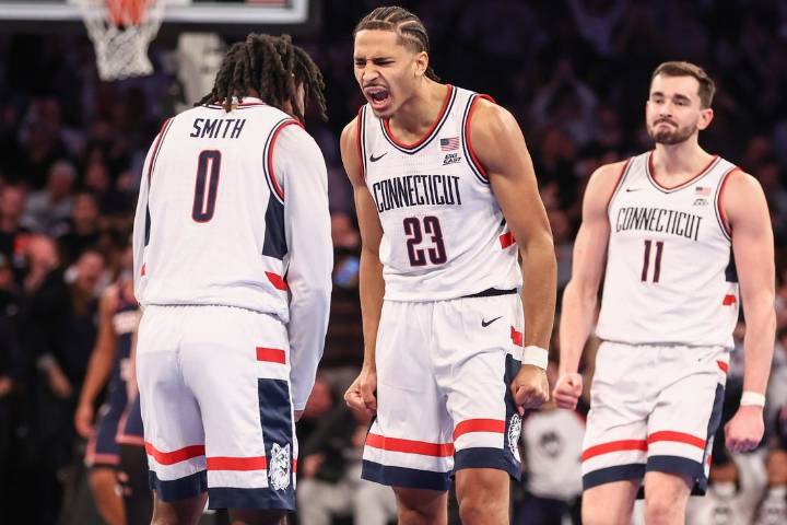 Deadspin | Top 25 basketball roundup: No. 5 UConn rolls past No. 13 Illinois