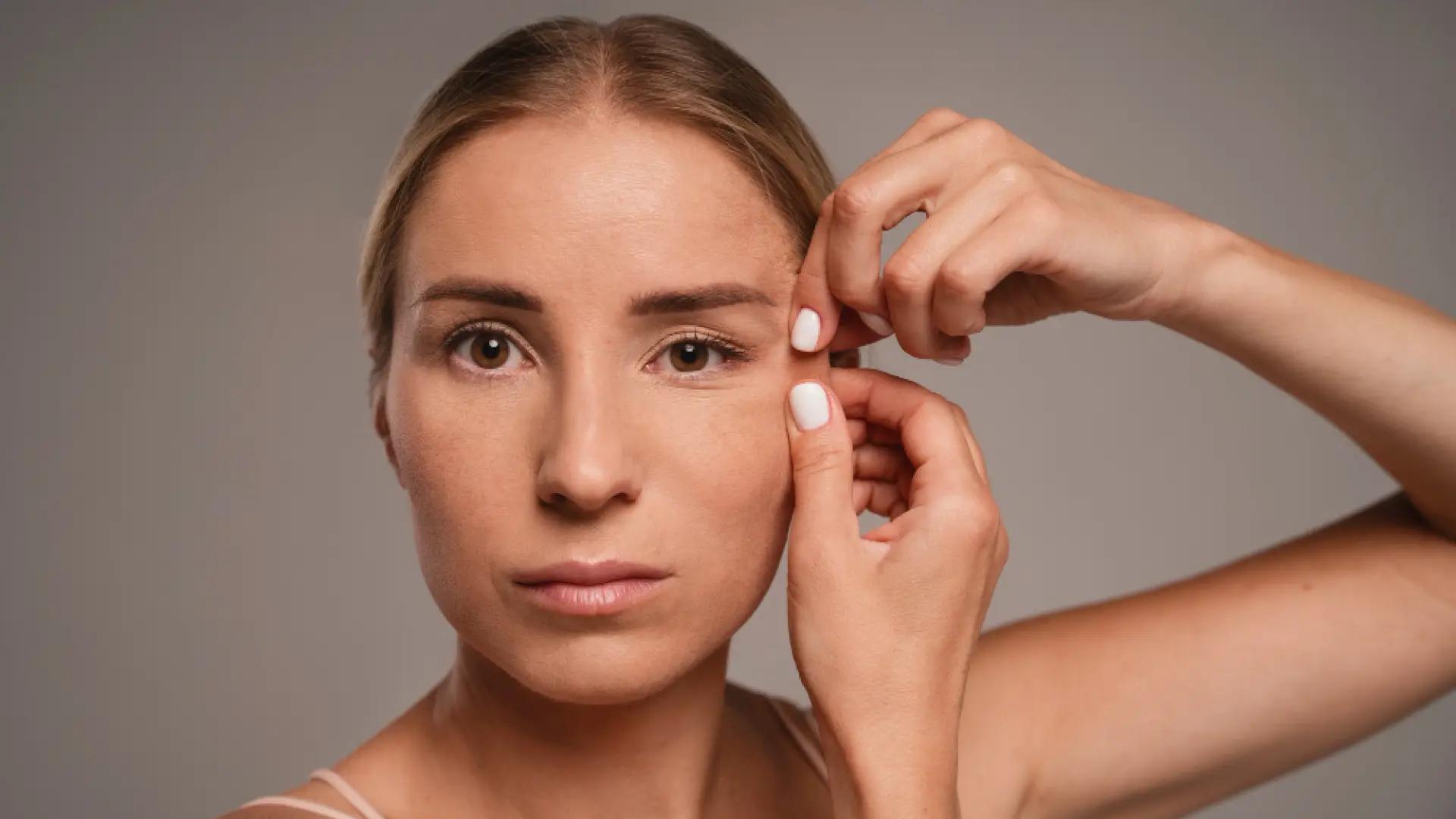 Cómo utilizar vinagre de manzana para suavizar las líneas de expresión de manera natural y tener un rostro más joven