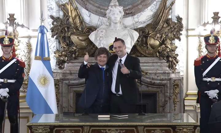 Milei le tomó juramento a Adorni, que reemplazará a Francos en la Jefatura de Gabinete