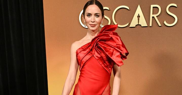 Emily Blunt's Asymmetrical Dress Is Must See