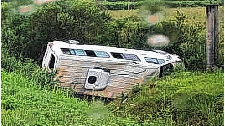 Ruta 2: una combi despistó y volcó en medio de la lluvia