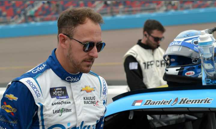 Former NASCAR Champion Exits Phoenix Finale Race After Hard Crash A former NASCAR champion faces an early setback at the Phoenix finale after a tough opening-lap incident shakes up the field. Jahnavi 