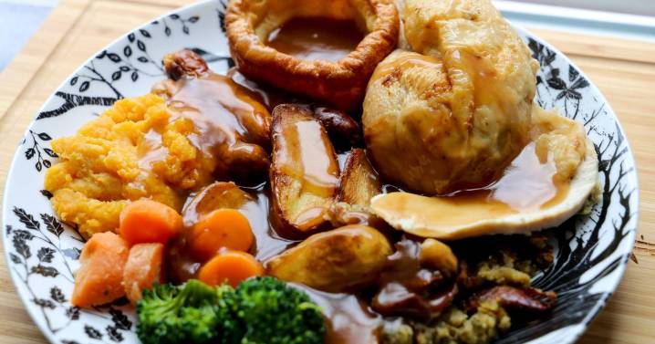 Royal Family 'never' eat one food with roast dinner but it's the best part for many