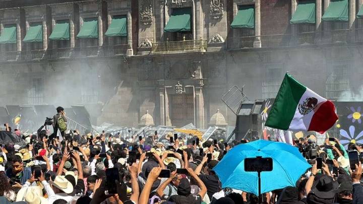 Encapuchados derriban vallas y se enfrentan con policías durante marcha de la Generación Z