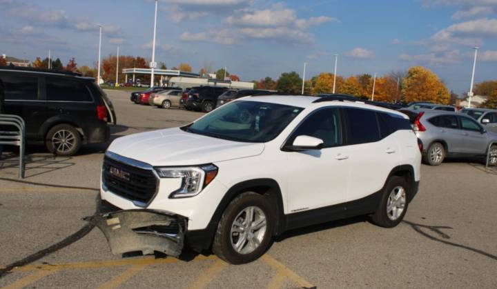 Flint shoplifter drags Bay County deputies with car while fleeing Meijer