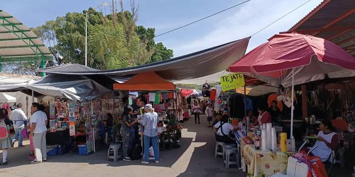 Tras protesta de vecinos y en medio de obras, mantienen tianguis de los viernes en torno al polideportivo Venustiano Carranza