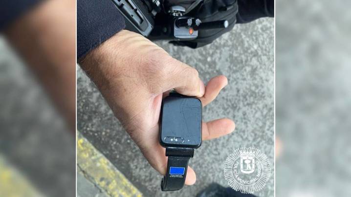 Pillado en Usera con dos órdenes de alejamiento y la pulsera antimaltrato manipulada en el bolsillo