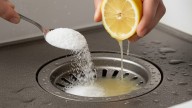 Por qué recomiendan tirar bicarbonato con limón en el desagüe y qué beneficios tiene