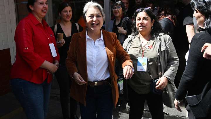 Jara se consolida en las encuestas, pero habría balotaje en Chile