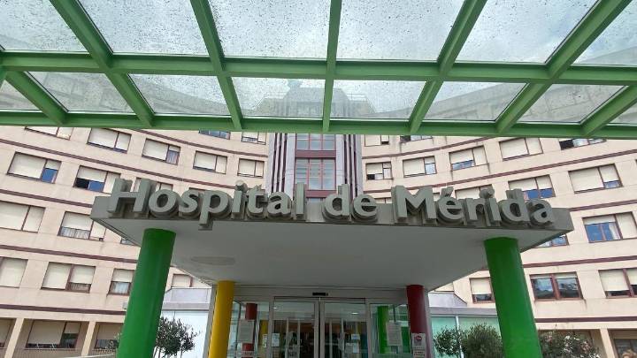 Un motorista de 28 años resulta herido grave por una salida de vía en Valverde de Mérida